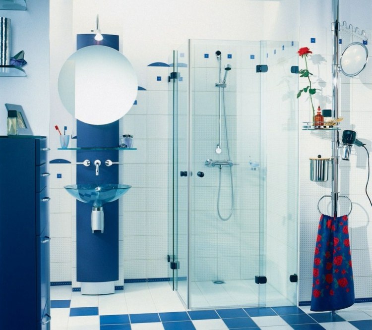 Kúpeľňový dizajn v bielej a tmavo modrej farbe dodáva kúpeľni námorný nádych Farby nápady do kúpeľne modré obklady stien