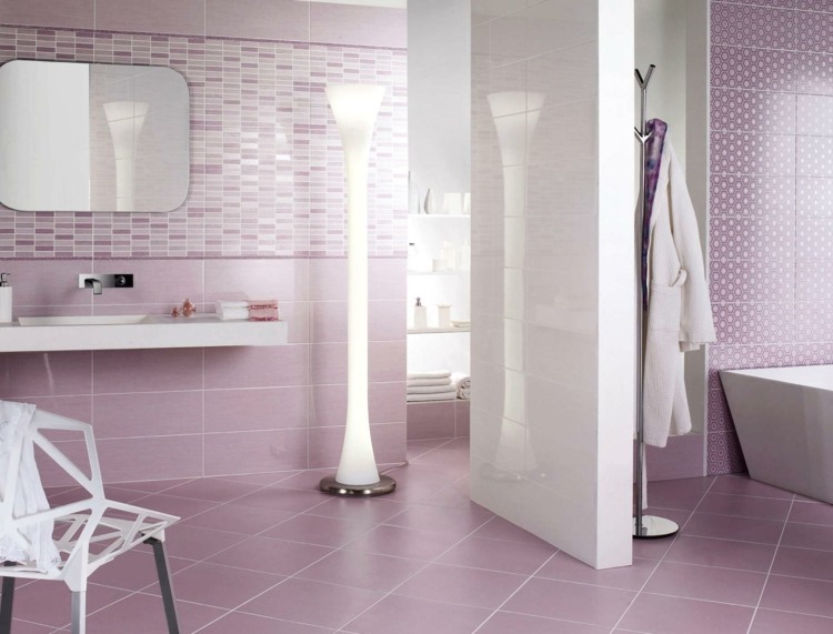Kúpeľňové obklady vo fialovom vzhľade pôsobia moderne a štýlovo Nápady na farby do kúpeľne svetlé purpurové farebné obklady