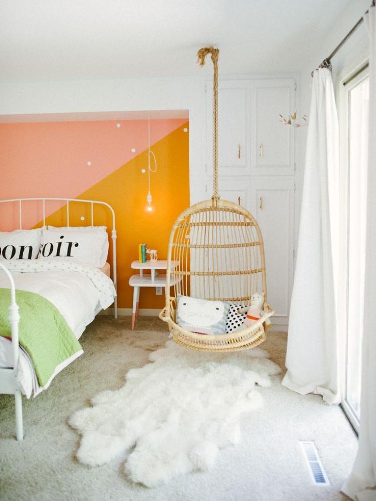 farby-škôlka-dievča-akcent-stena-lososovo-oranžovo-drevená závesná stolička