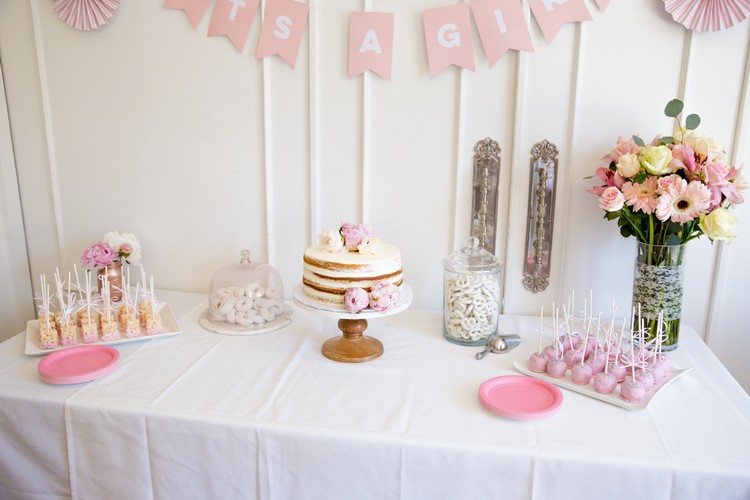 elegantné nápady na detskú sprchu dievča posype ružovým cukrom