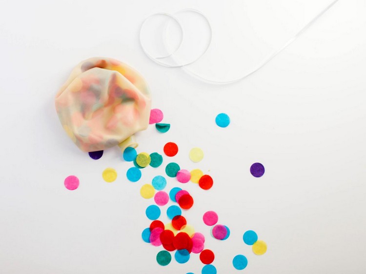 Naplňte balónik dekoráciou vyrobenou vlastnými rukami