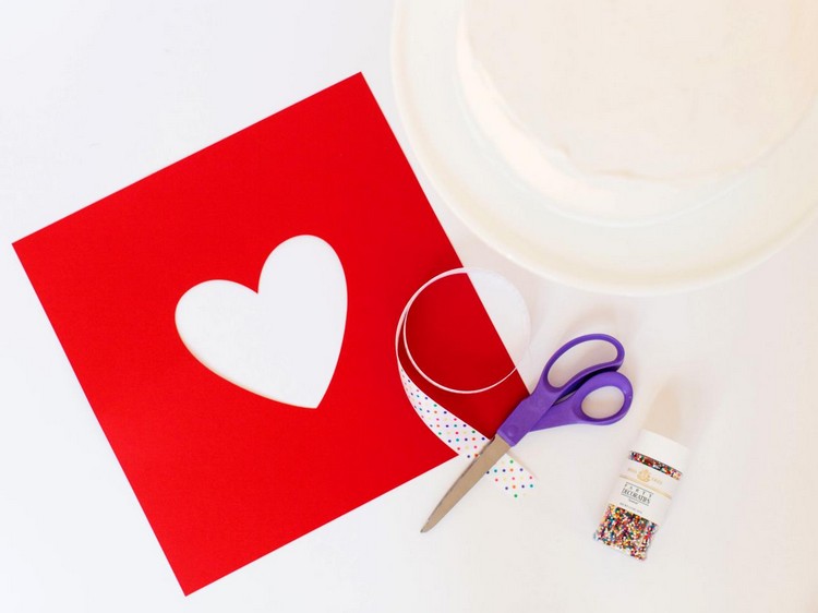 srdce šablóna tortu ozdobte dúhové posypky