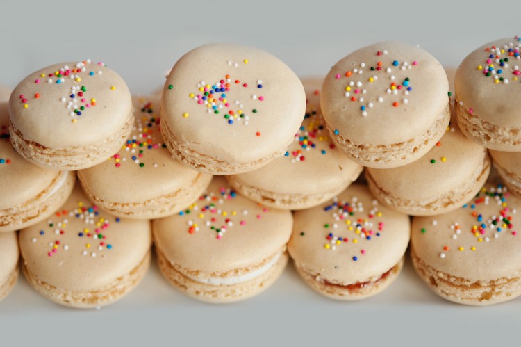 detská sprcha, jedenie makroniek, posypanie cukrom