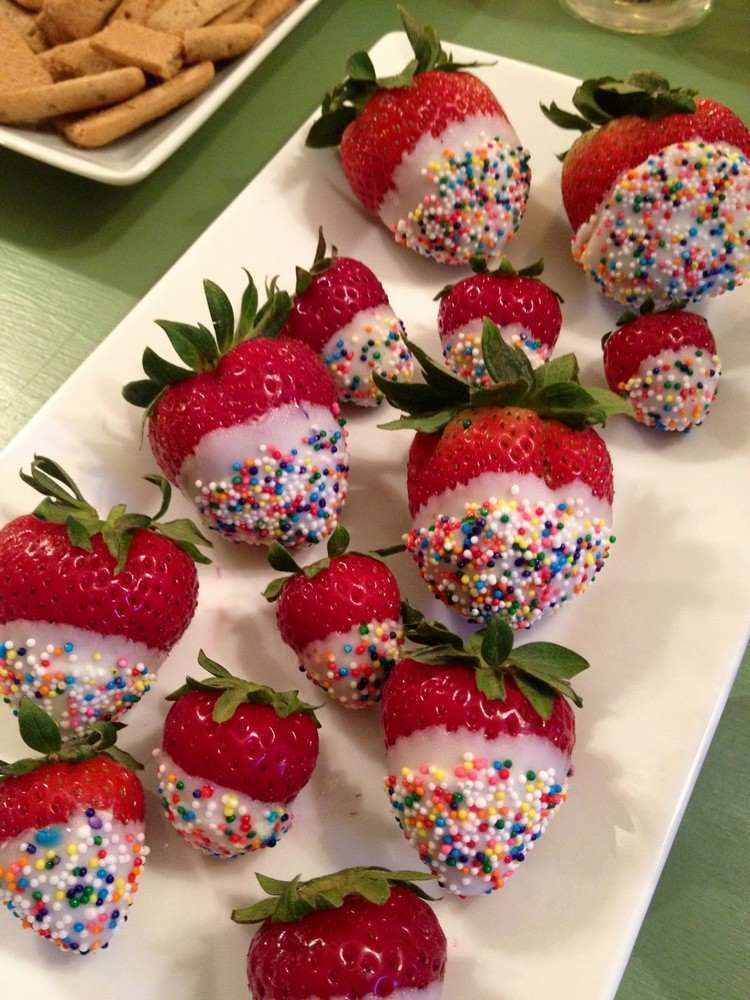 detská sprcha jesť jahodovú polevu cukor posype