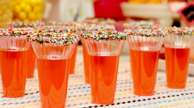 detské sprchy poháre na nápoje ozdobia posypkou