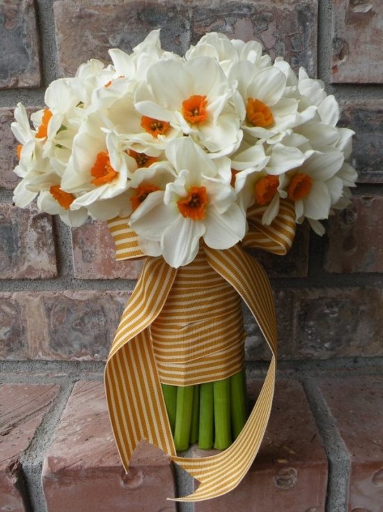 Nápady na jarné dekorácie uviažu mašľu z kytice