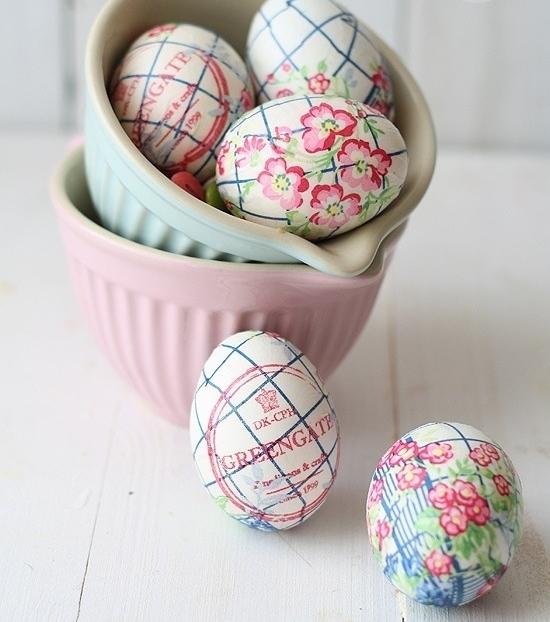 namaľovať veľkonočné vajíčka vintage motívy misky s malými kvetmi