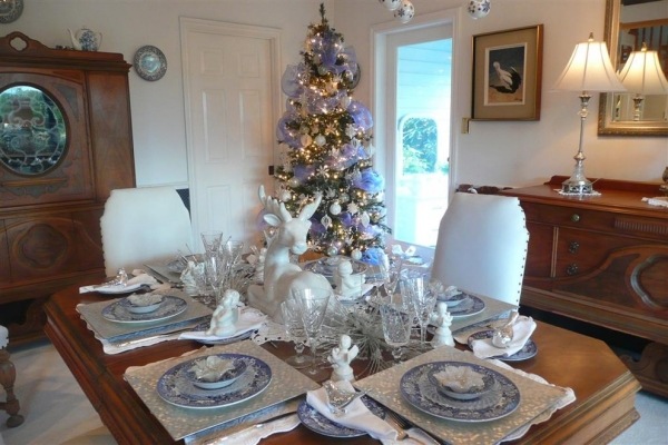 Nápady na vianočné dekorácie doska zdobia farby svetlo fialové strieborné figúrky sviečky na vianočný stromček Nápady na vianočnú adventnú dekoráciu zdobia farby stola svetlofialové strieborné figúrky vianočný stromček