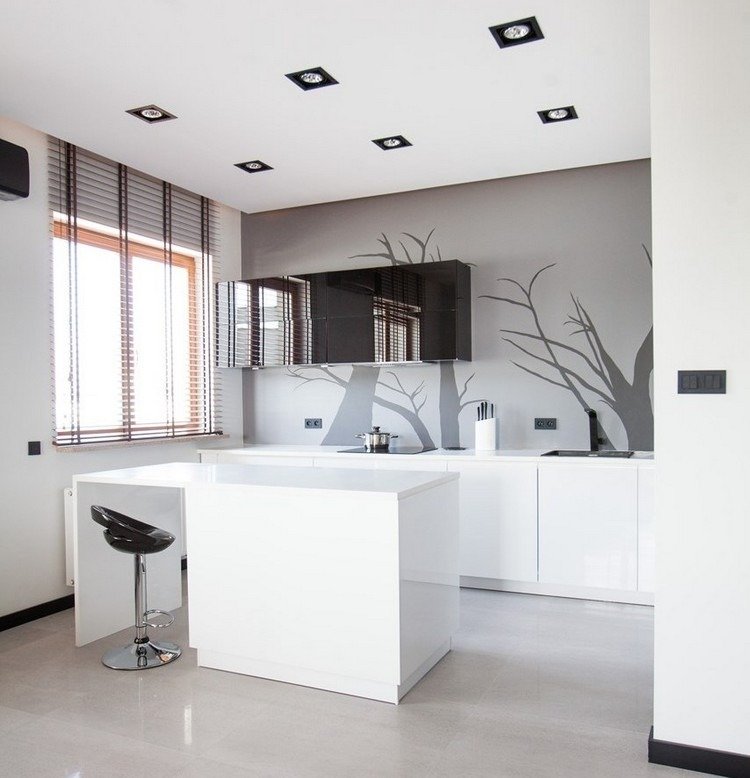 Farebné prevedenie pre biele kuchyne motívy sivá stena-strom-strom-vrchné skrinky s vysokým leskom