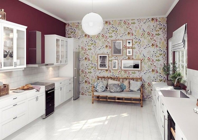 biela-kuchyňa-vidiecky štýl-bobuľovo-červená-stena-farba-kvetinová tapeta