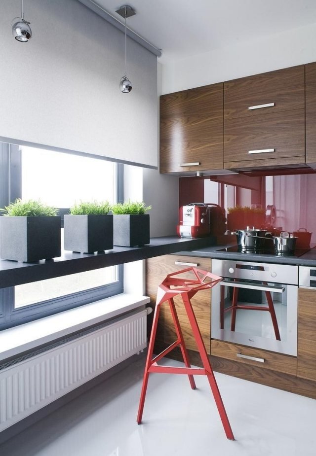 malá-kuchyňa-nápady-drevené čelá skriniek-karmín-červené-sklo-ochrana proti striekajúcej vode