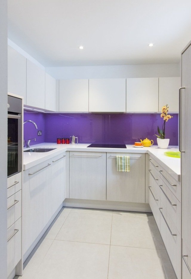 color-design-white-small-kitchen-nápady-purple-glass-splash protection