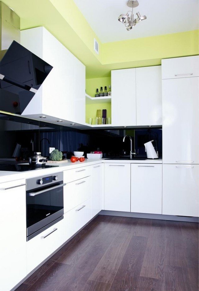 color-design-white-kitchen-ideas-wall-paint-green-black-glass-splash protection