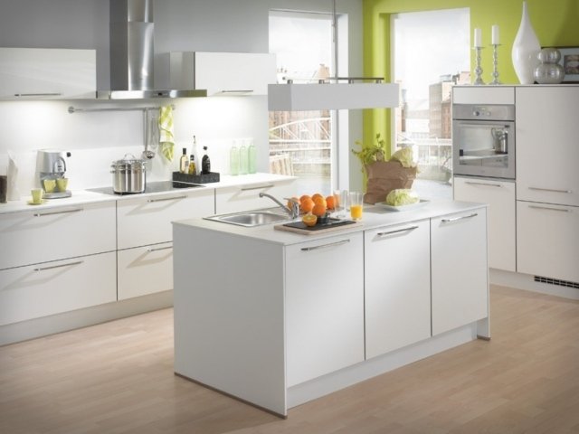 color-design-white-kitchen-nápady-wall-paint-svetlo zelená