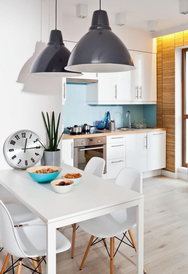 kuchyňa-jedálenský kút-biele-skrinky-stena-farba-svetlo modrá