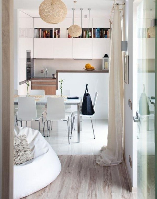 farba steny-biela-kuchyňa-malá-izbová-nápady-krémová