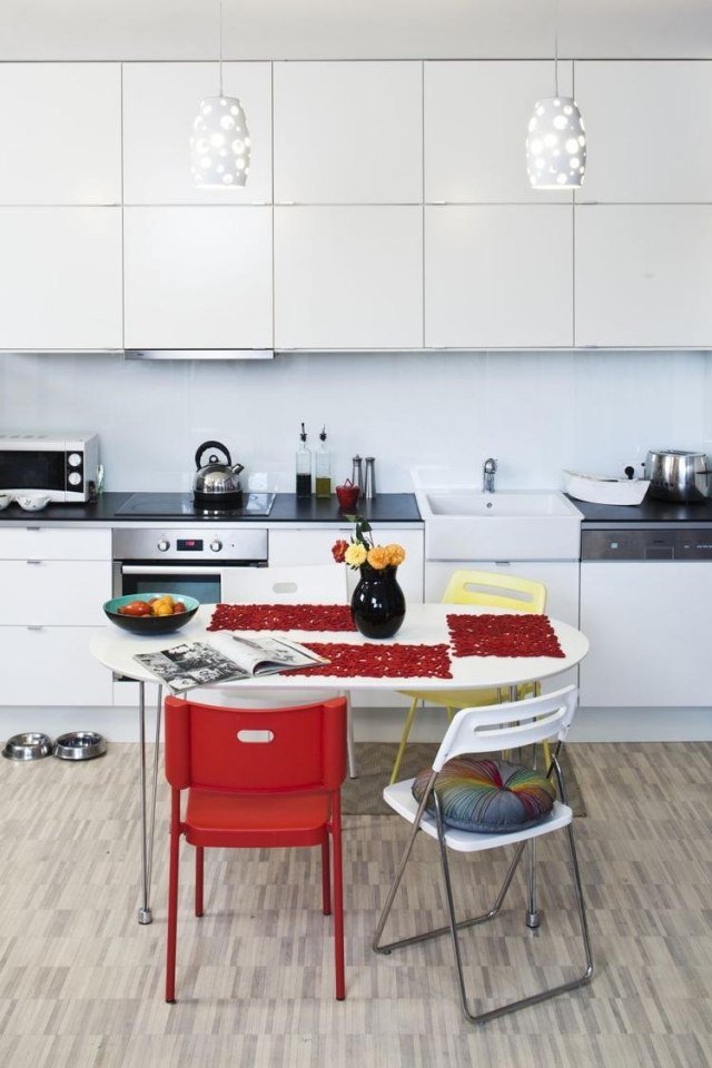 biela-kuchynská-stena-farba-svetlo sivá-pastelová modrá-sklo-ochrana proti striekajúcej vode