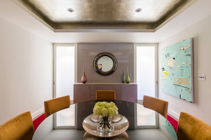 žiarivo červený koberec v elegantnej jedálni s perleťovým stropom color-design-nápady-nyc-appartement-jedáleň-koberec-sivý-strop-strieborné-čalúnené stoličky-okrová farba