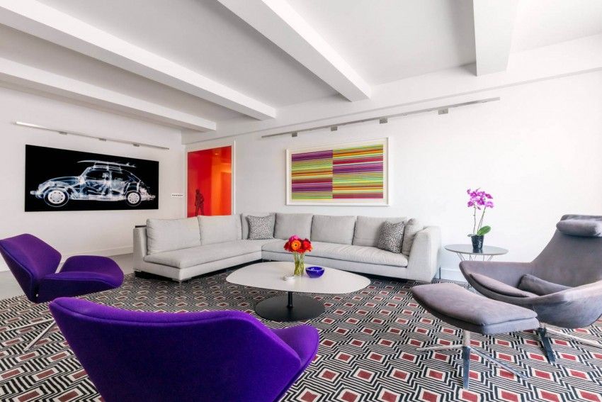harmonické prostredie so svetelnými akcentmi - obrazy moderného umenia color-design-ideas-nyc-appartement-modern-corner-gauč-sivá-kreslo-čalúnenie-fialová