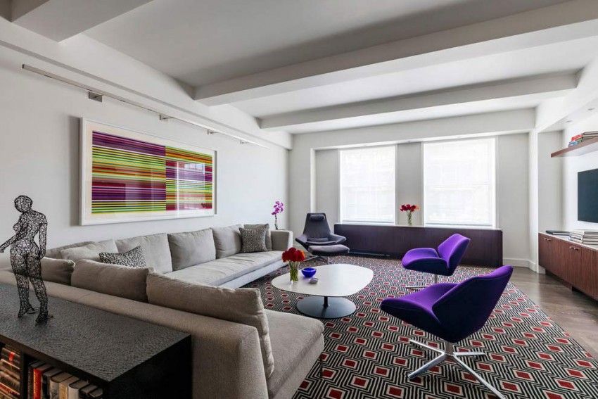 Farby medzi sebou komunikujú a pôsobia odlišne color-design-nápady-nyc-byt-moderná-obývačka-koberec-geometrický-čierna-biela-kreslo-fialová