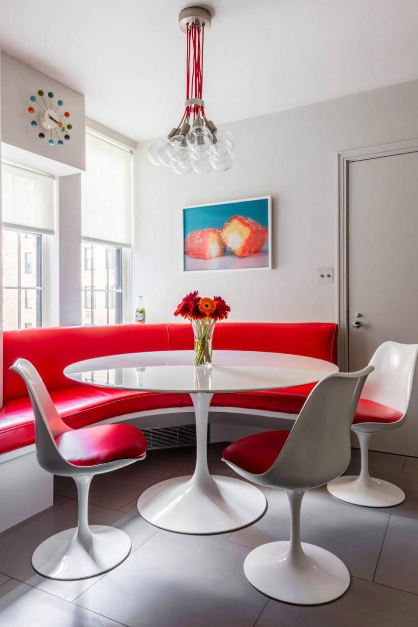 Jedáleň s dizajnovým nábytkom color-design-nápady-nyc-appartement-sedenie-tulipán-kreslo-červené-čalúnenie-biely-plast