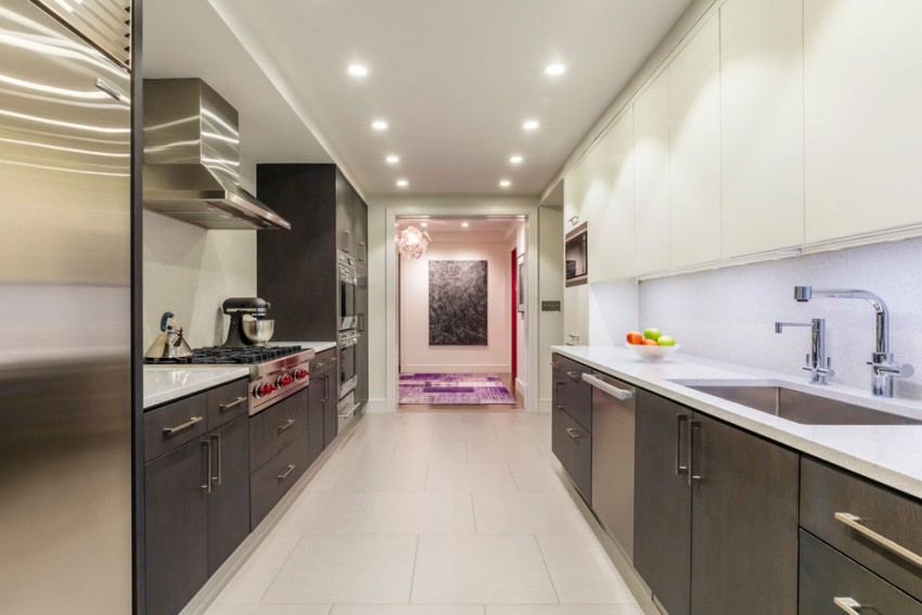 moderná a elegantná kuchyňa z antracitovej a nerezovej ocele color-design-nápady-nyc-appartement-kitchen-elegant-black-white-nepriame-osvetlenie