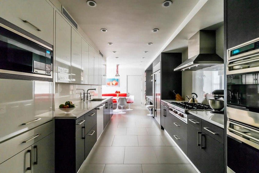 Kuchyňa s bočnými skrinkami a spotrebičmi color-design-ideas-nyc-appartement-kitchen-modern-black-nerez-nepriame-osvetlenie