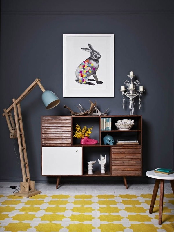 Pôvodný dizajn na chodbe - výrazné farebné akcenty - koberec so žltými vzormi - drevená stojanová lampa život-s-farbou-príjemnou-život-atmosférou-nápadmi-vstupnou-oblasťou-príslušenstvo