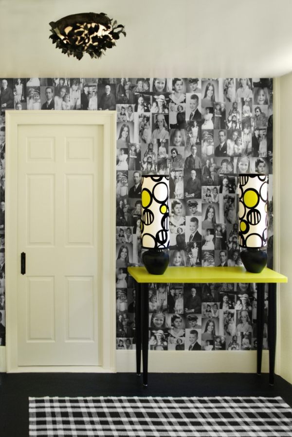 Dizajn chodby s čiernobielymi rohožkami a žltým odkladacím stolíkom Foto-stena-individuálny-dizajn-živé-zaujímavé-štruktúry-steny-chodba