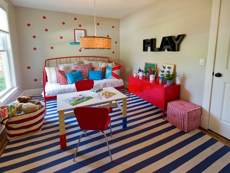 Farebná schéma v tejto detskej izbe je pomerne jednoduchá color-design-in-the-children-room-plain-wall-dots-carpet-stripes-blue