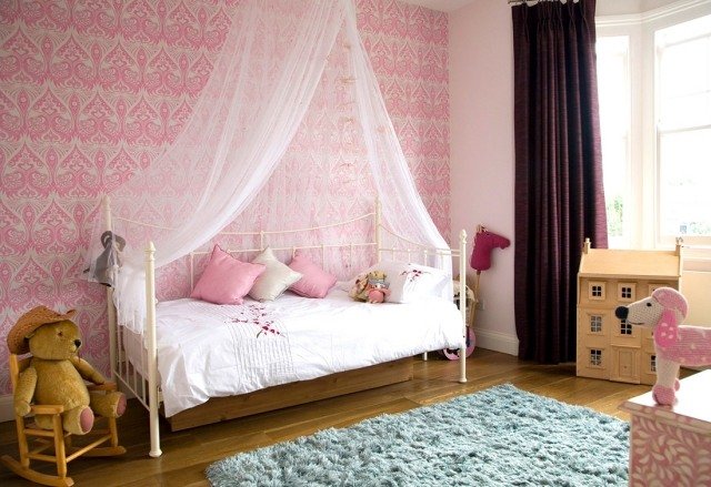 farebný dizajn škôlkarka ružová tapeta kovový záves na posteľ color-design-nursery-girl-pink-wallpaper-metal-bed-curtain