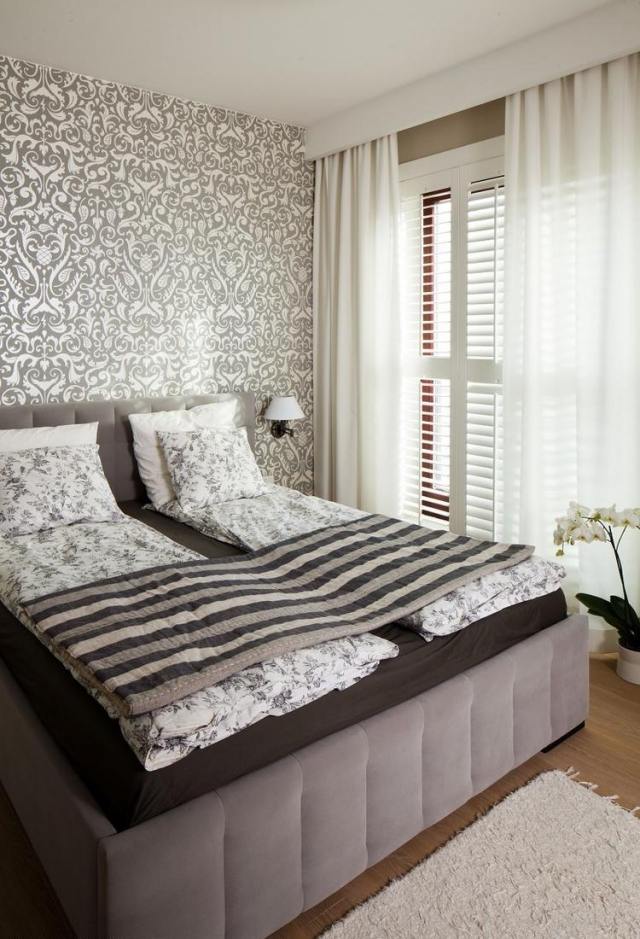 farebný dizajn nápady spálne neutrálne taupe hnedý vzor tapeta biele záclony color-design-bedroom-nápady-neutrálne-taupe-hnedá-vzor-tapeta-biela-záclony