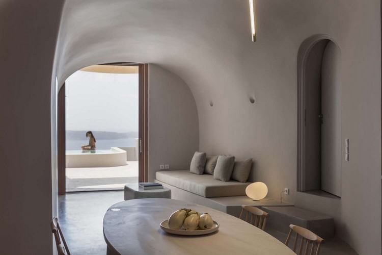 obývacia časť sedacia súprava jedálenský stôl vchod výhľad na more