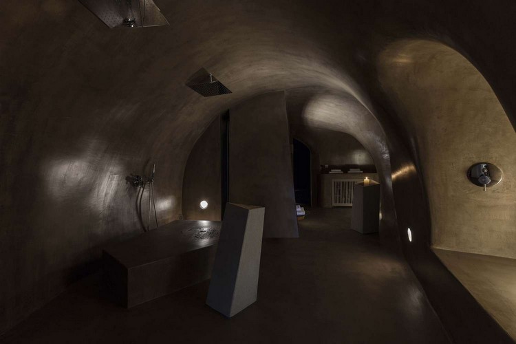 kontrastná kúpeľňa tmavá zemina tóny kameňa