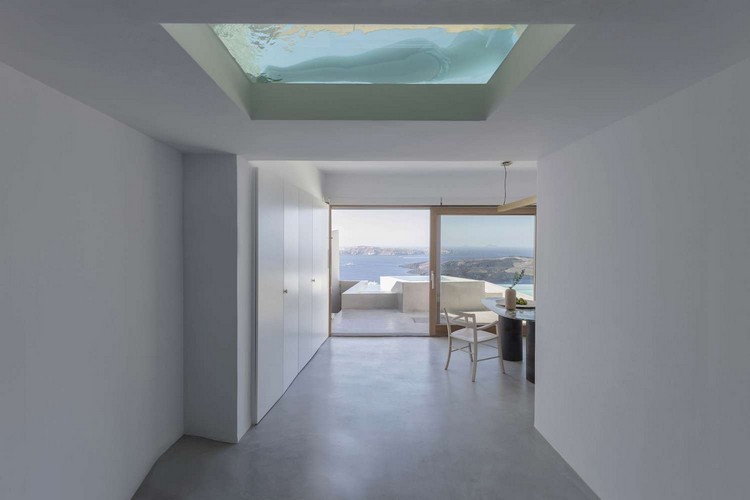 denné zariadenie bazén s bielym stropným oknom