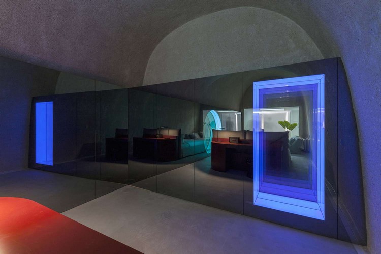 sivé zrkadlové steny spálne geometrické svetelné efekty