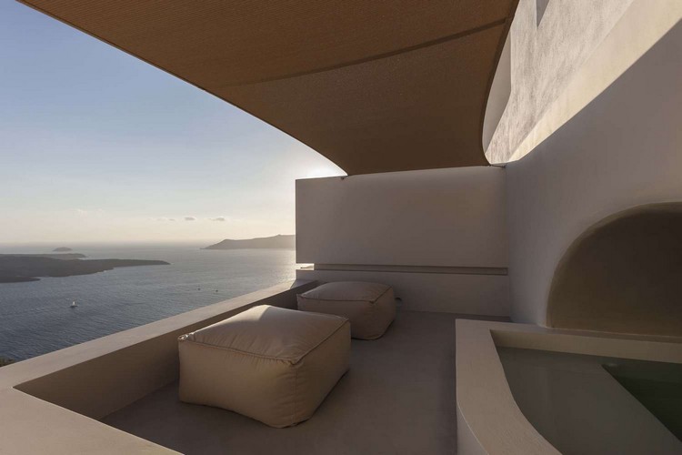 markíza s prístreškom na terasu pufy s výhľadom na more