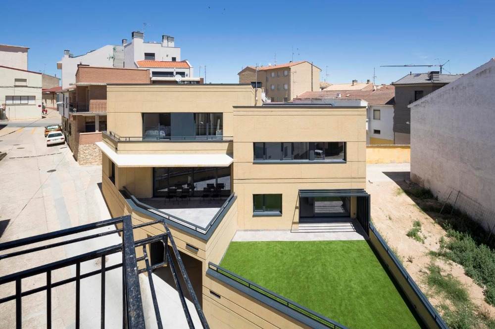 architektonický príklad stavby domu zafarbený betónom žltou farbou na steny