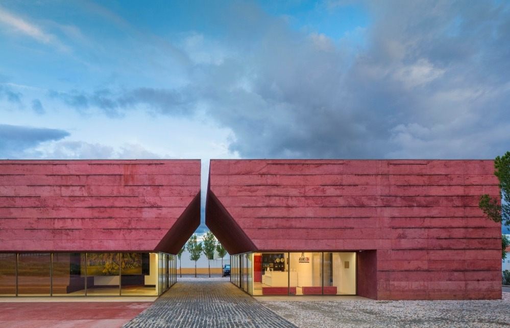 línie ako bridlicové dosky integrované do vonkajšej fasády ako verejné stavebné múzeum v červenom