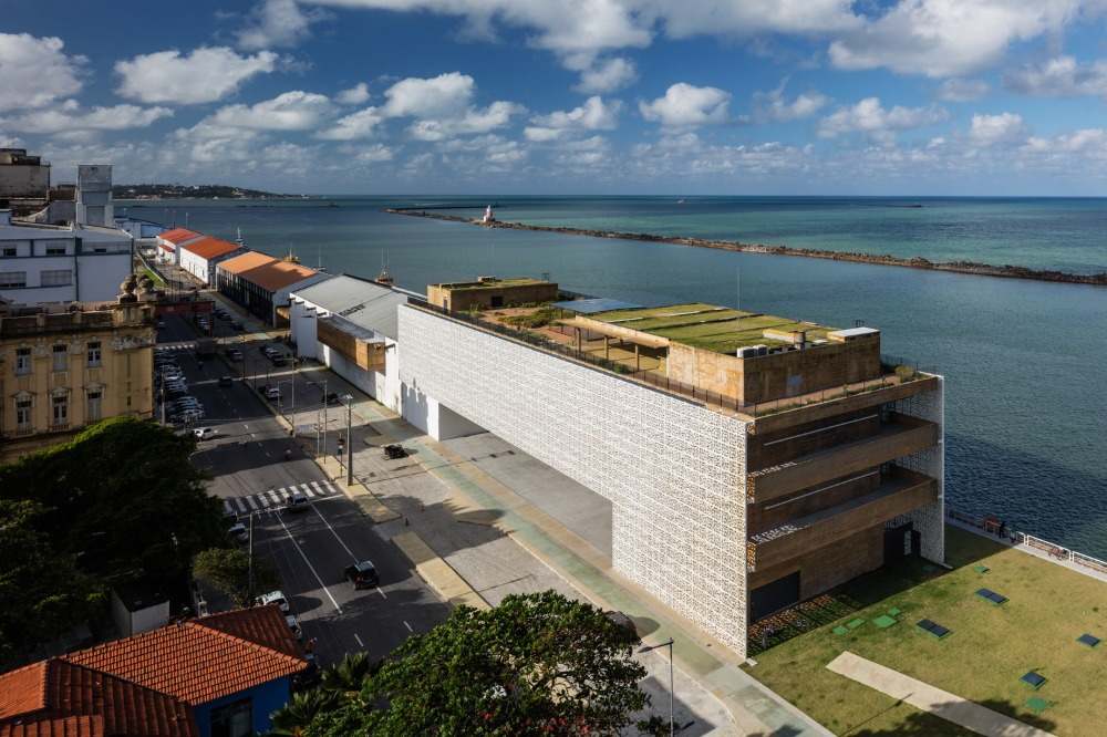 žltý okrový betón pre verejné stavebné múzeum na použitie so zelenou strešnou terasou