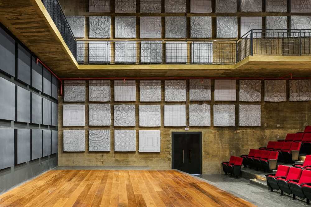 konferenčná miestnosť výstava betónové steny v žltej kombinácii s krásnymi prvkami