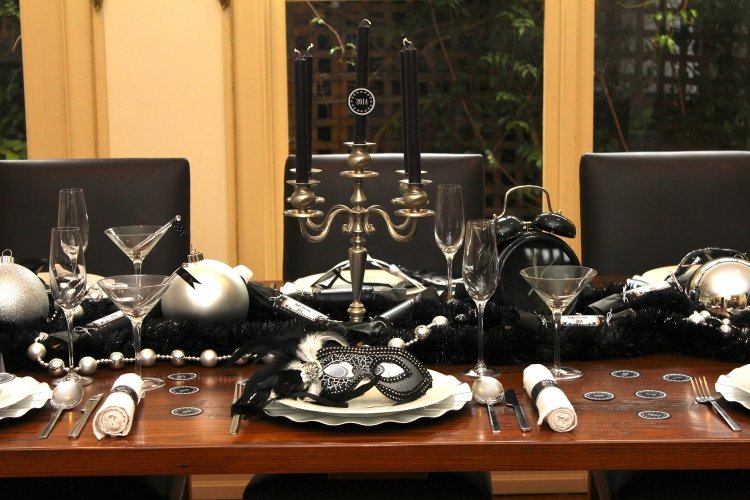 štýlové, tematické dekorácie na stôl v čiernej a bielej farbe Karnevalová dekorácia-domáce nápady-urob si sám-elegantná-čierno-biela-dekorácia na stôl