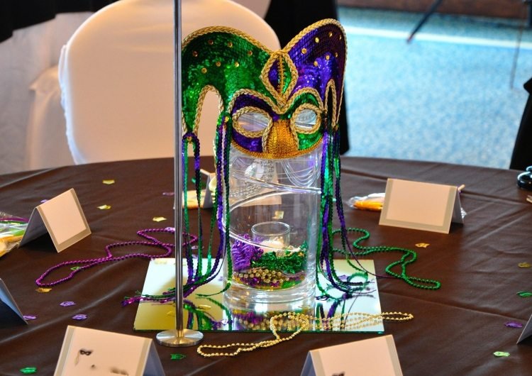 Dekorácia stola s trblietavou karnevalovou maskou v modrej, zelenej a zlatej farbe karneval-ozdoba-domov-nápady-urob si sám-karnevalová maska-trblietky-modrá-zelená-zlatá