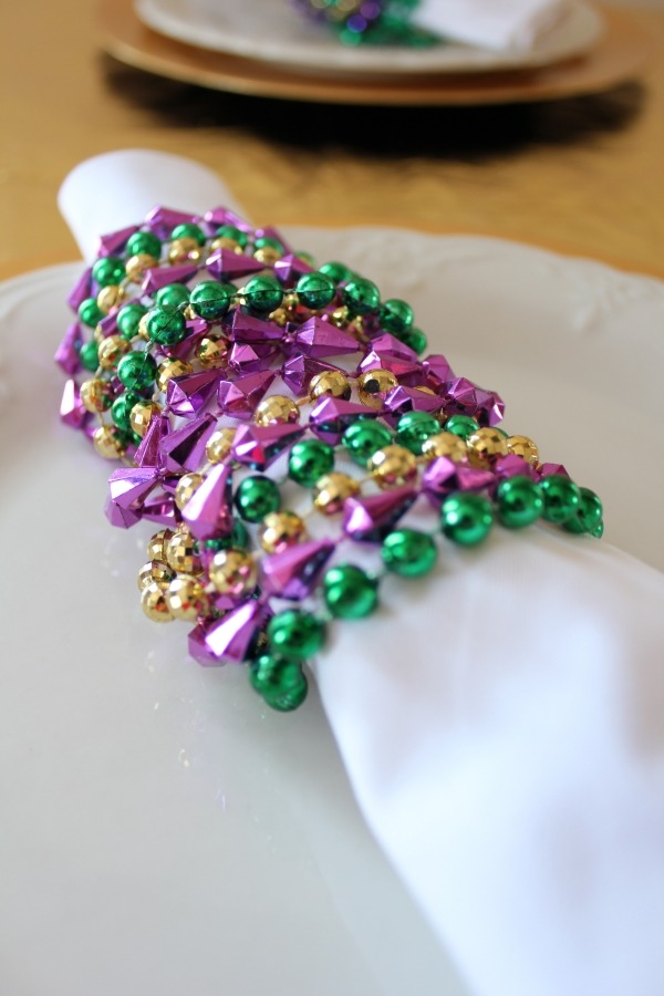 obrúsková retiazka na retiazku zelená purpurová ozdoba karnevalu obrúsková retiazka na retiazku zelená purpurová ozdoba karnevalu