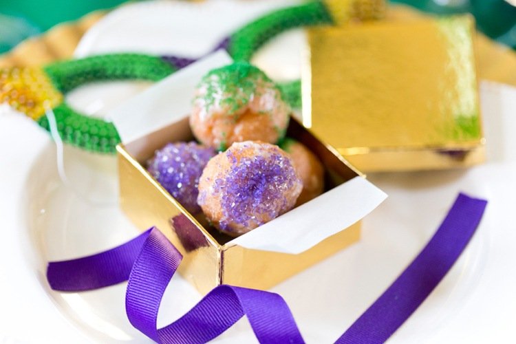 Dekorácia stolu na karneval Nápady na ručné práce Zvinúť darčekovú stužku