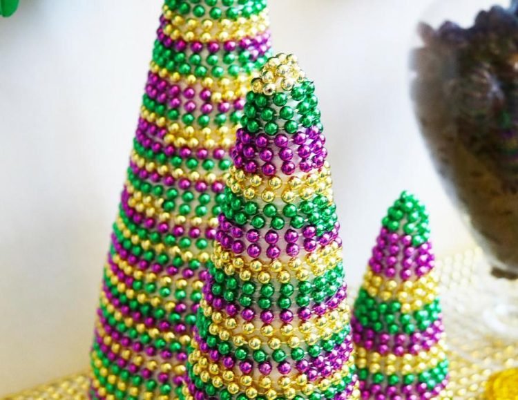 Skrášlite ozdobu karnevalového stolu polystyrénovými šiškami zo sklenených korálikov