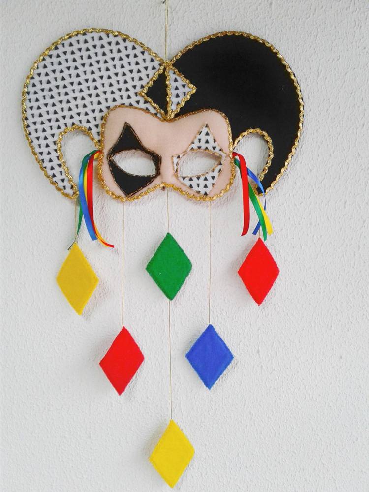 Vyrobte si z filcu karnevalovú ozdobu okennú masku a veniec