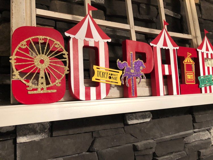 Tinkerová karnevalová dekorácia na okná z dreva