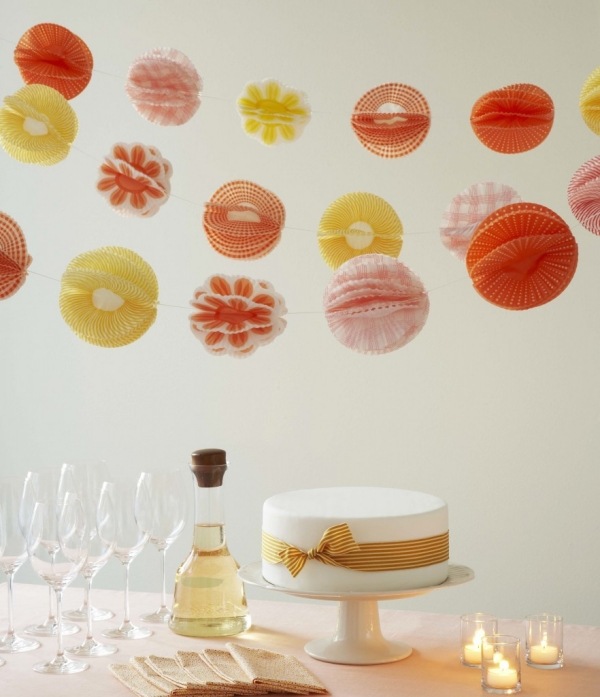 karnevalová výzdoba večierok doma veniec formičky na košíčky oranžovo žltá Mardi Gras ozdobná párty na domáce girlandové muffiny v oranžovo žltej farbe