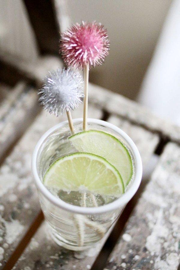 karnevalová výzdoba párty karnevalový nápad koktailové tyčinky pompony karnevalová výzdoba domáca párty karnevalový nápad koktailové tyčinky pompony